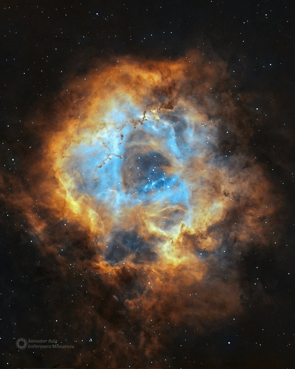 duemileurista's tweet photo. La Nebulosa Roseta (NGC 2237), a 5000 años luz de nosotros.
Ha sido mi primer contacto con la extracción y procesado de los canales Ha y OIII con #Siril.
El resultado se asemeja a la celebre paleta Hubble.
#Astrophotography #CielosESA. https://t.co/yyedOm96aa
