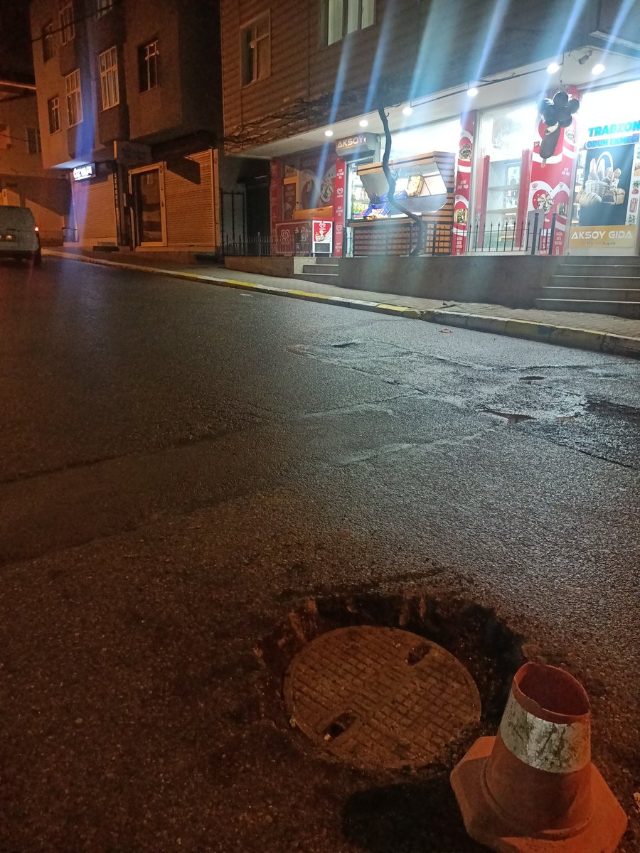 harlek_'s tweet photo. @TurkTelekom İstanbul/Sultanbeyli Abdurrahmangazi Mahallesi Yeşil Cadde ve Lale Sokak kesişimi. Menhol açılmış fakat tamiratı yapılmadan yarım bir duba bırakılıp gidilmiş. Ölümlü veya yaralanmalı motorsiklet kazasına yol açabilir ayrıca araçlarda maddi hasar oluşturabilir. https://t.co/m3LO6cPmC2