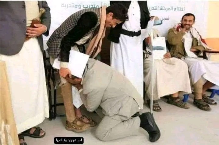 أتحداكم تجيبوا لي #رئيس #عربي أو أي زعيم مسلم  قد انحني ليقبل ركبة جريحٍ ضحى بقطعة من جسده غير #صالح_الصماد؟ 

ستبقى قبلة الصماد هذه لغزاً يعجز زعماء العرب عن فهمه أو تطبيقه، لأنها نابعة من هوية إيمانية فريدة.

سلام الله على روحه الطاهرة.. 

#رجل_المسؤولية