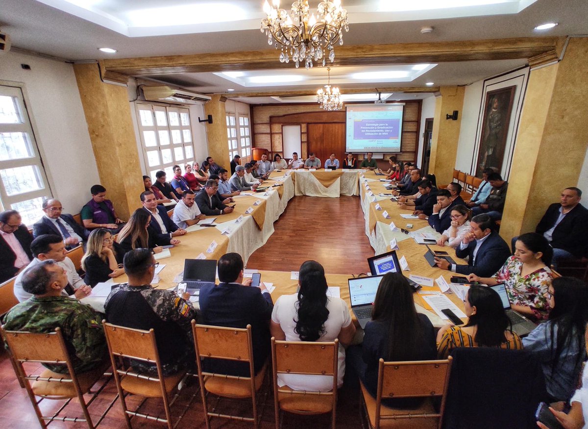 Gobernadora <a href="/avalleec/">Aurora Valle</a> lideró el Consejo de Seguridad Provincial, aquí socializamos la prevención de reclutamiento de NNA y conformamos mesas de acción por un Manabí de paz. #ElNuevoEcuador 🇪🇨