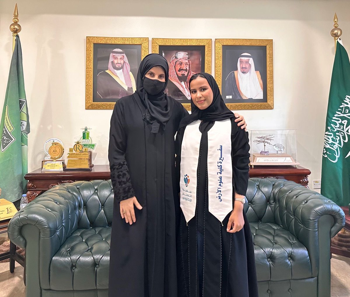 التقت سعادة الأستاذة الدكتورة هناء النعيم، نائب رئيس الجامعة لشطر الطالبات، بسفيرات التعلّم الإلكتروني بـ  #جامعة_الملك_عبدالعزيز ومن بينهن سفيرة #كلية_علوم_الأرض الطالبة لمار سهيل.
وخلال اللقاء، باركت سعادتها للطالبة لمار سهيل بمناسبة تحويل كلية علوم الأرض إلى الكلية السعودية