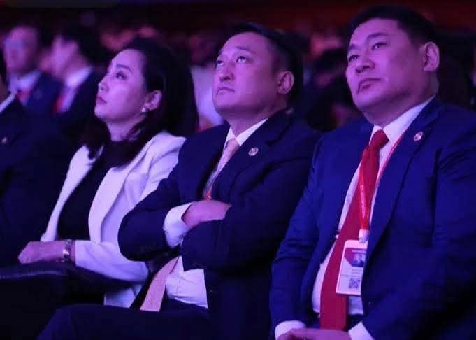 125 их наяд төгрөг үрэн таран хийж идэж уучихаад Монгол улс хэзээ хөлдөж үхэхийг хүлээж суугаа хувалзнууд