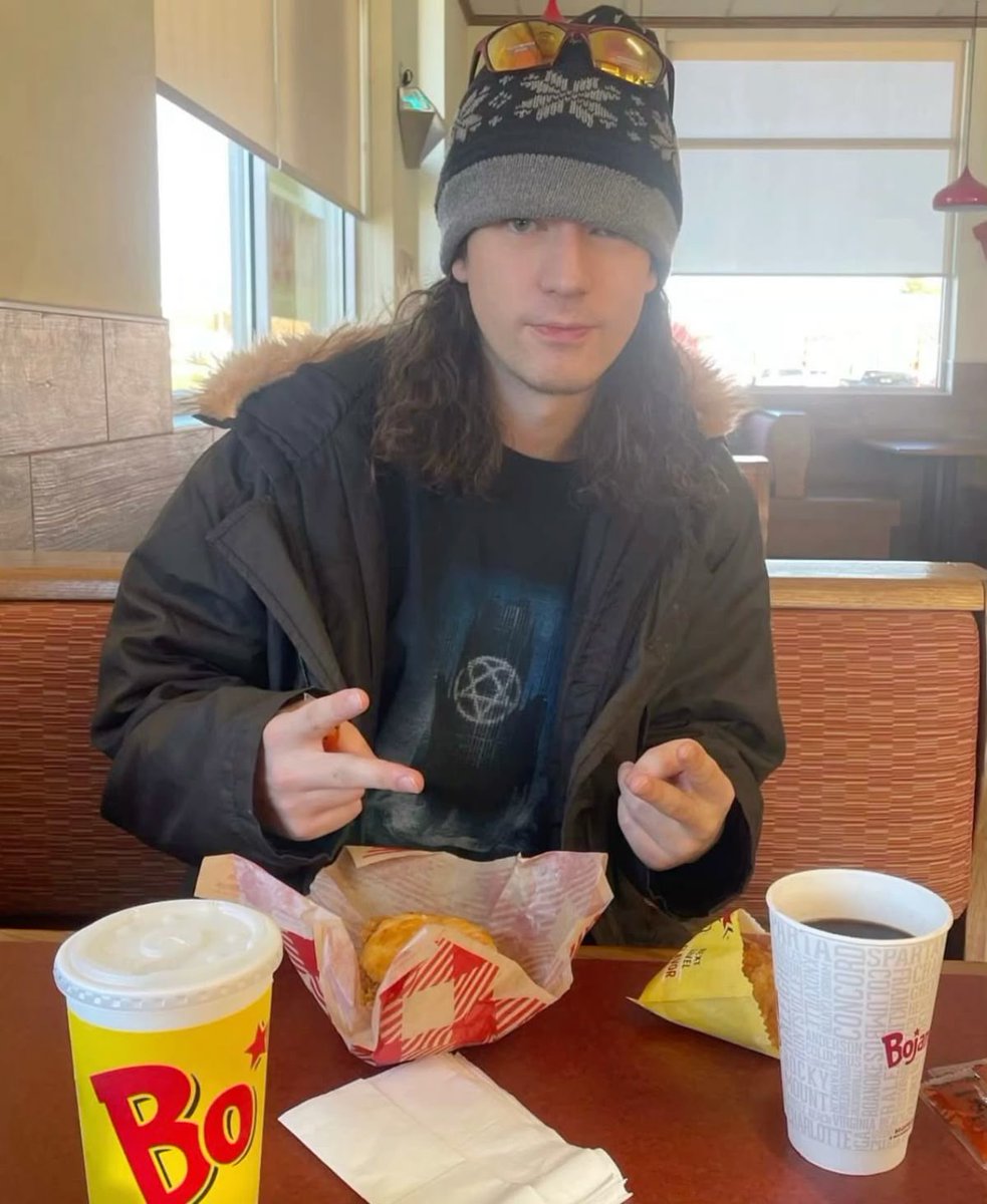 hourly bladee 🗡️🃏🛡️ tweet media