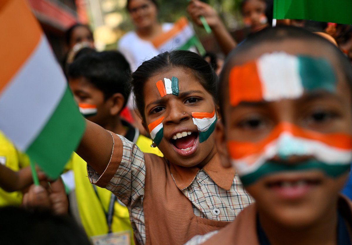 timesofindia's tweet photo. #Mumbai | #BrihanmumbaiMunicipalCorporation (#BMC) school students paint their faces in the colours of the national tricolour and wave Indian flags at a BMC school, ahead of #RepublicDay

📸: SL Shanth Kumar / TOI

#MumbaiNews #RepublicDay2026 #BMCSchool #Tricolour #India https://t.co/LFA8qtYeXh