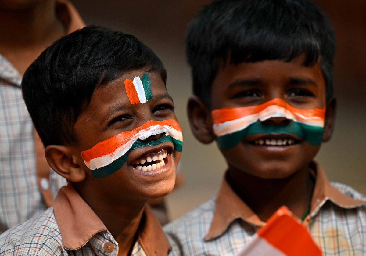 timesofindia's tweet photo. #Mumbai | #BrihanmumbaiMunicipalCorporation (#BMC) school students paint their faces in the colours of the national tricolour and wave Indian flags at a BMC school, ahead of #RepublicDay

📸: SL Shanth Kumar / TOI

#MumbaiNews #RepublicDay2026 #BMCSchool #Tricolour #India https://t.co/LFA8qtYeXh