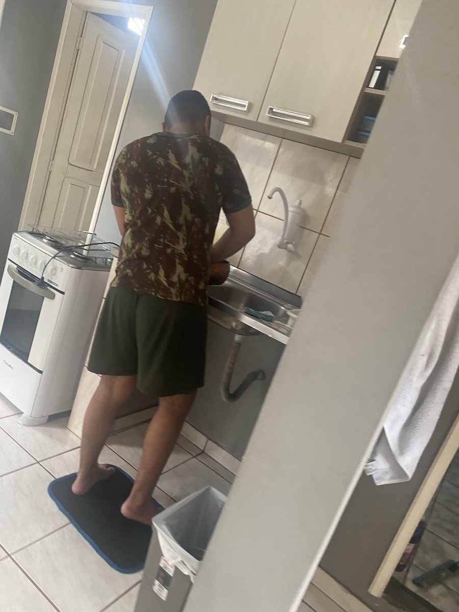 O bom que os recrutas são sempre bem prensados kkkk… Quem arrastava na porta do quartel sabia. Tem vídeo desse fodendo também hehehe