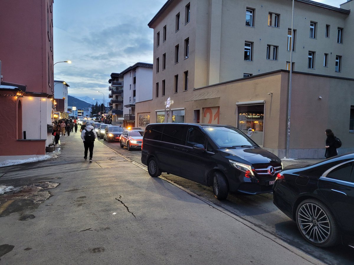 BelaZier's tweet image. Am #WEF2026 steckt auch die #Polizei im #Stau. #Davos