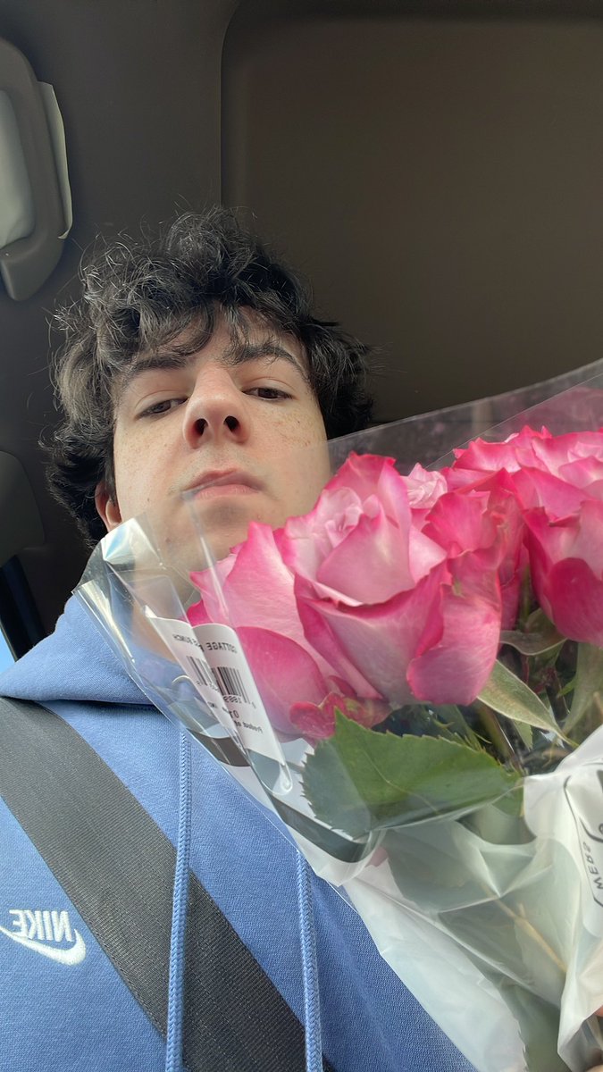 peejv2's tweet image. just had to buy my girl flowers bro. +9.5 better hold or i’m ruined

#Unemployed