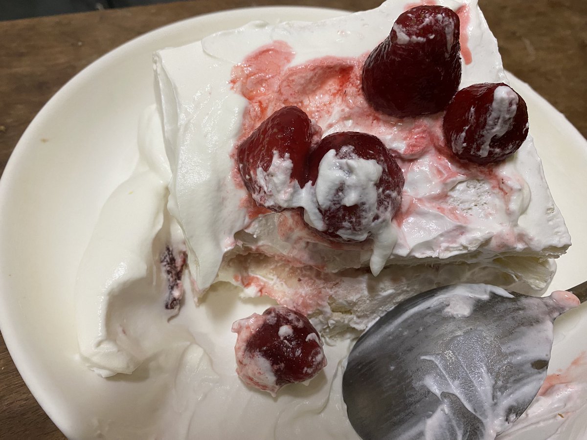 menstter's tweet photo. 食パンでケーキに挑戦したが
とっても硬くて別ものだった https://t.co/ZlUciejYFV