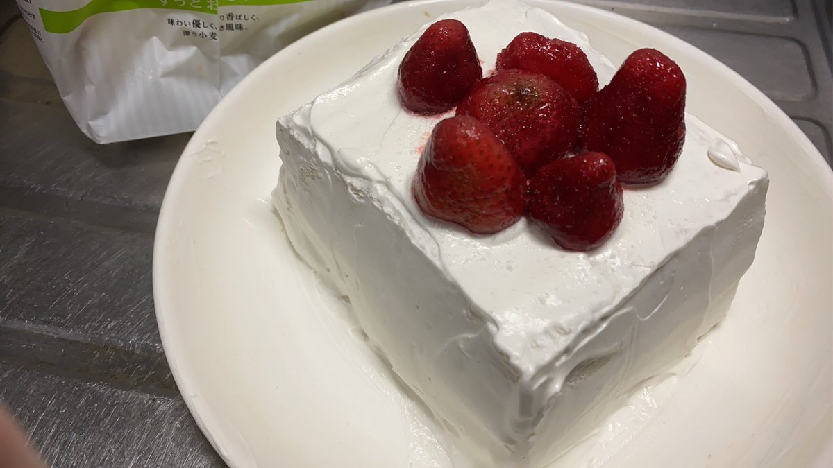 menstter's tweet photo. 食パンでケーキに挑戦したが
とっても硬くて別ものだった https://t.co/ZlUciejYFV
