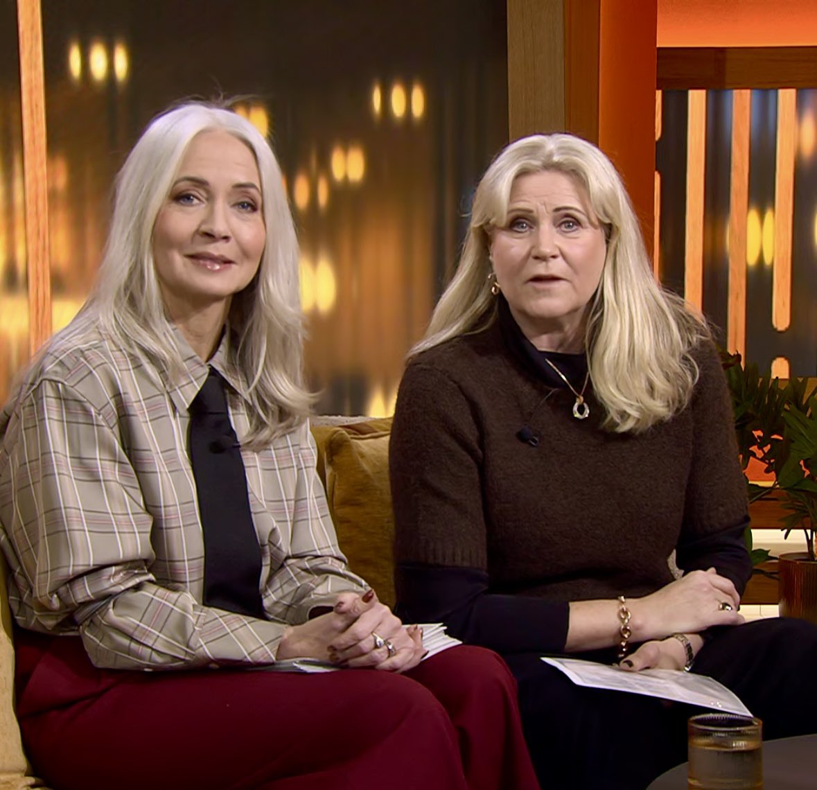 Idel unga ansikten i 4ans ’Efter fem’ medan statstelevisionen skickar fram två kvinnor i sextioårsåldern i sin efterapning ’ Sverige live’..