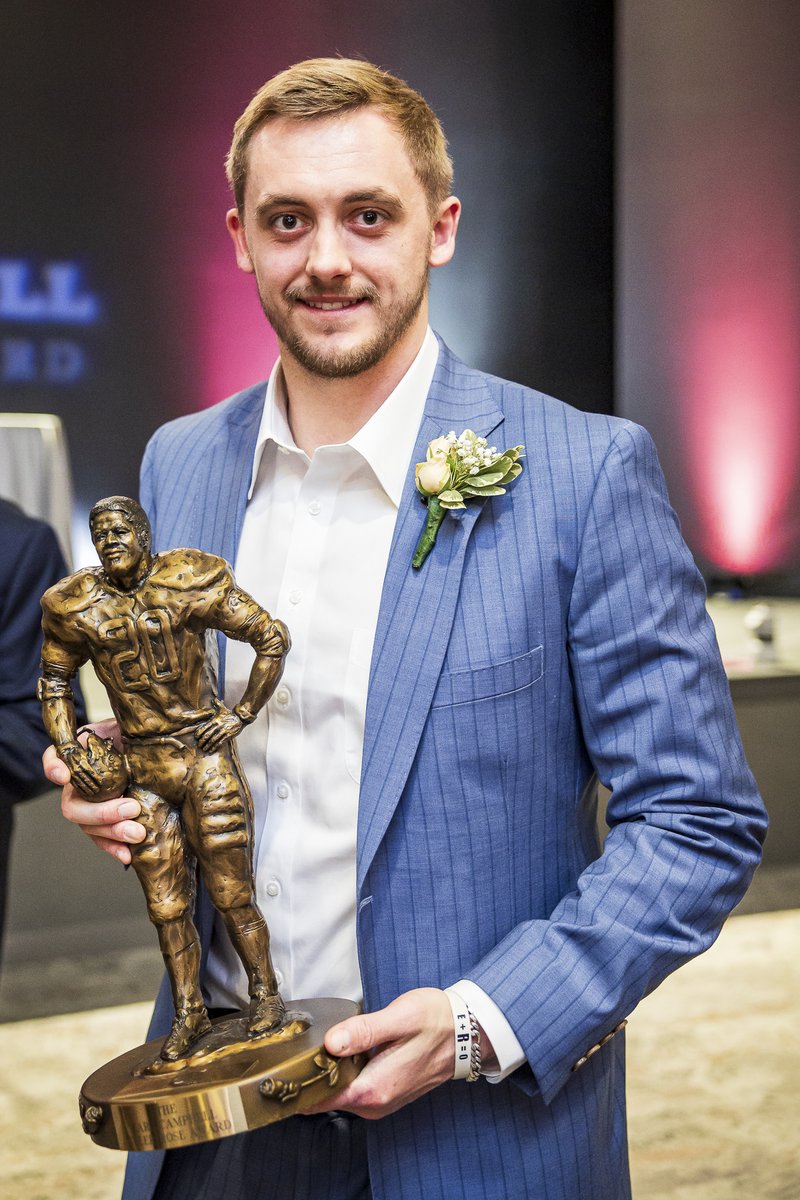 GeorgiaTechFB's tweet photo. Last night @haynes_king10 took home the @CampbellAward in Tyler, Texas 🏆

Recognizing the top D1 offensive player with Texas roots who shows drive, integrity & tenacity.

📸 Michel Alfaro / @Tylerpaper
#StingEm 🐝