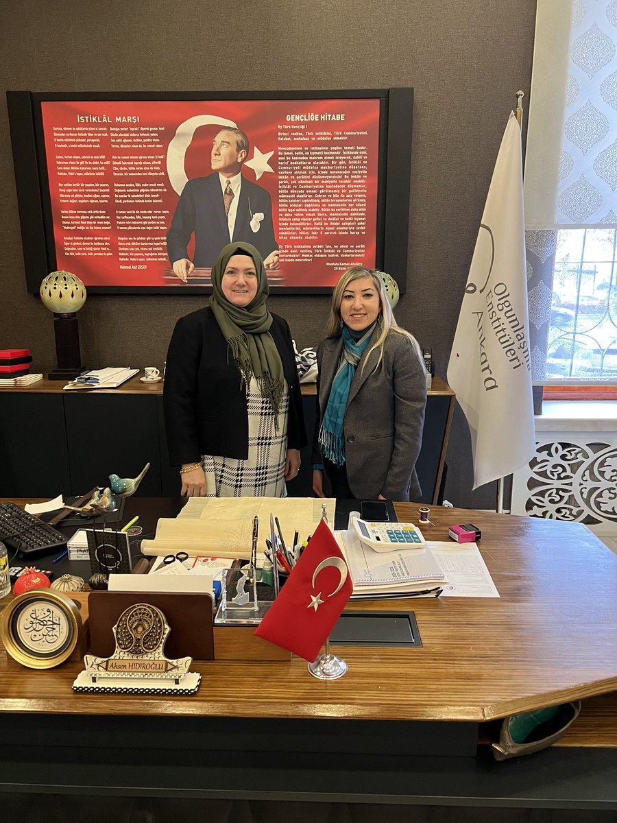 Ankara Olgunlaşma Enstitüsünü ziyaret ederek Müdür Ahsen Hıdıroğlu Hanımefendi eşliğinde Türk el sanatlarının harika ürünlerini görme şansı buldum. Her bir sanat eseri bin bir emekle göz nuru ile hazırlanmış. Hepsine hayran kaldım. Kültürümüz adına iyi ki var bu faydalı kurumlar.