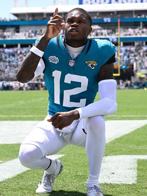 backndfendi's tweet image. Travis Hunter reveals that when he was playing college he was broke only making $250k a month from NIL’s , says that now that he is in the NFL he makes $1M a month and that he is gonna stay humble 😬