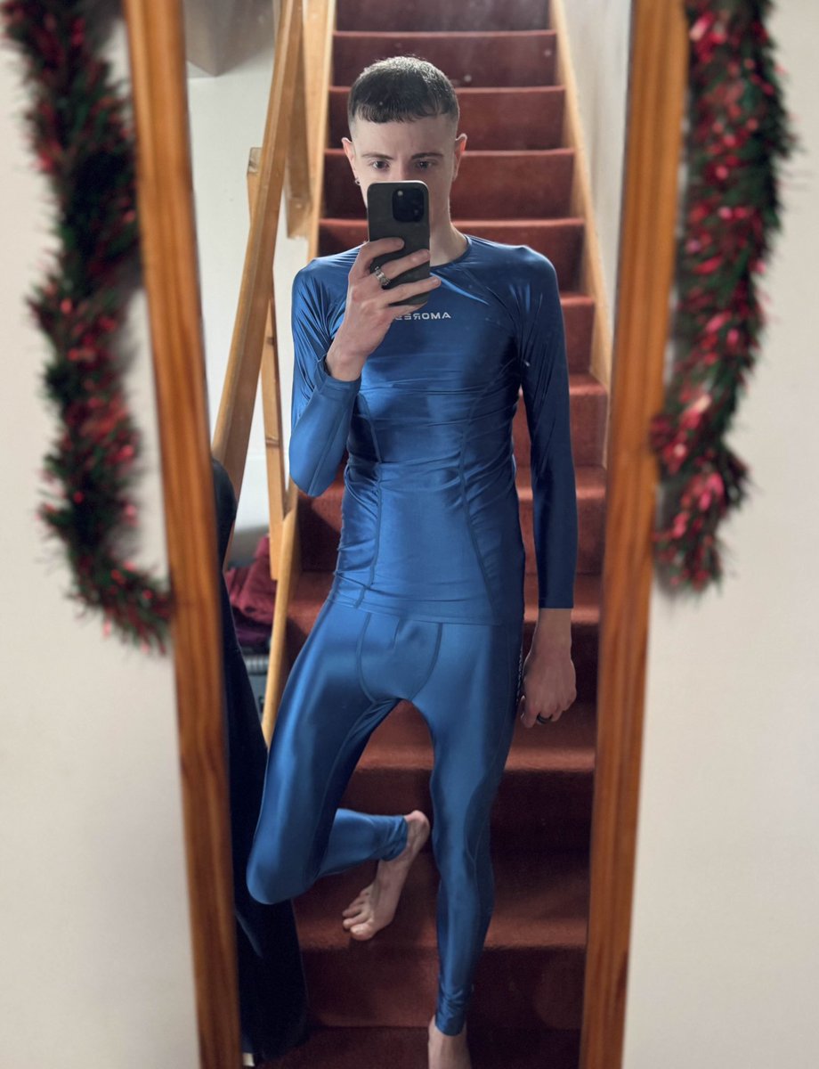 Doesn’t my boy <a href="/Wakeup_Oli/">Ollie</a> look sexy all shiny. 😏
#gayspandex #amoresy