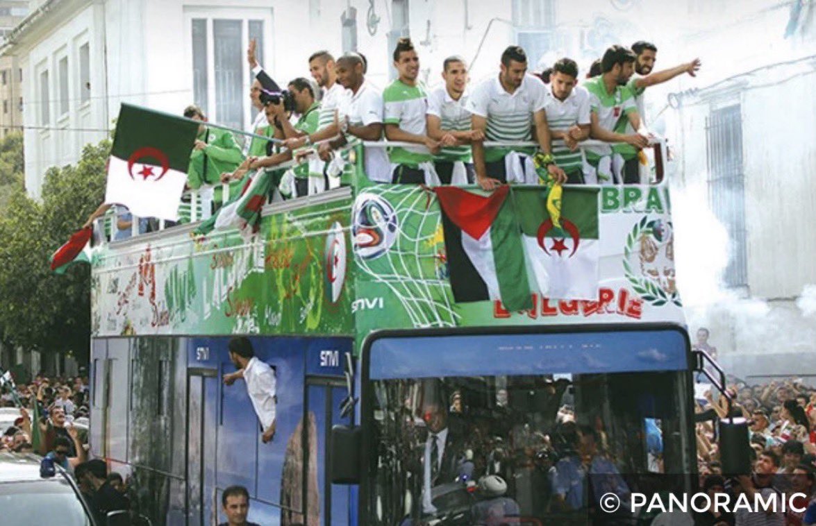 ssppss33's tweet photo. vous ne devinerez jamais la parade est faite à quelle honneur (8e de finale de cdm) https://t.co/mQBeNjtlpE