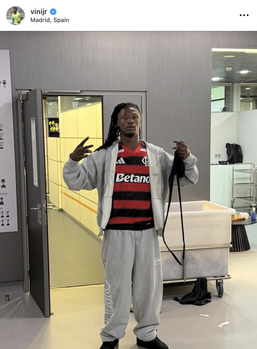 Vini Jr posta foto do Camavinga usando a camisa do Flamengo.

📸 Divulgação/vinijr