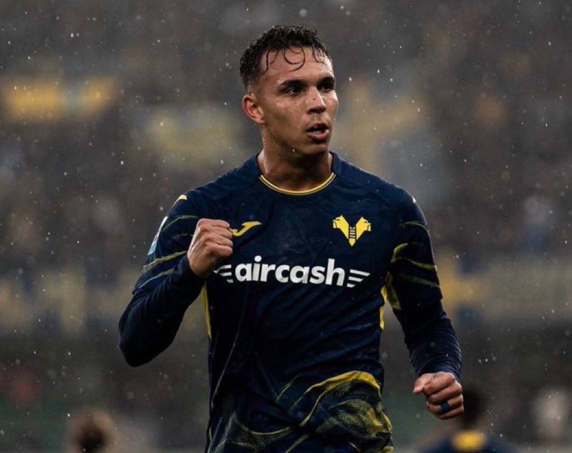 FabrizioRomano's tweet image. 🚨🔵 Napoli are now in direct club to club talks with Hellas Verona over deal to sign Brazilian forward Giovane. 🇧🇷

Negotiations started yesterday and now well underway following Noa Lang to Gala + Lorenzo Lucca to Forest.

Giovane’s contract already been discussed.