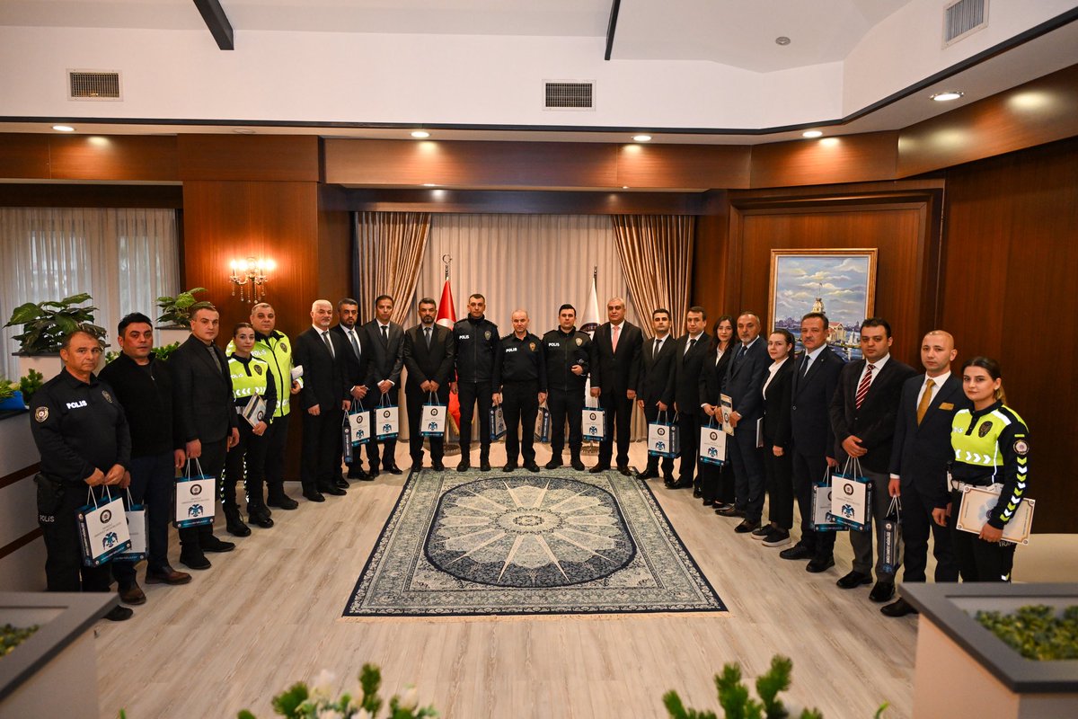 Denizli_Emniyet's tweet photo. İlimiz genelinde Cumhurbaşkanlığı İletişim Sistemi (CİMER) üzerinden İl Emniyet Müdürlüğümüze iletilen memnuniyet bildirimleri kapsamında belirlenen personelimiz ile, aranan şahıslara yönelik yürütülen çalışmalarda üstün gayret gösterilmesi neticesinde aranan şahısların yakalanma oranlarında bir önceki yıla göre  %50 ve üzeri artış sağlayan birimlerimizde görev yapan personelimize, İl Emniyet Müdürümüz Sayın Yavuz SAĞDIÇ tarafından Başarı Belgesi ve ödüller takdim edilmiştir.

Görevlerini büyük bir fedakârlık ve sorumluluk bilinciyle yerine getiren tüm personelimizi tebrik ediyor, başarılarının devamını diliyoruz. 🚔👏