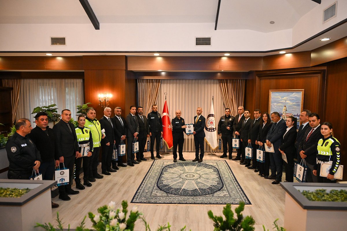 Denizli_Emniyet's tweet photo. İlimiz genelinde Cumhurbaşkanlığı İletişim Sistemi (CİMER) üzerinden İl Emniyet Müdürlüğümüze iletilen memnuniyet bildirimleri kapsamında belirlenen personelimiz ile, aranan şahıslara yönelik yürütülen çalışmalarda üstün gayret gösterilmesi neticesinde aranan şahısların yakalanma oranlarında bir önceki yıla göre  %50 ve üzeri artış sağlayan birimlerimizde görev yapan personelimize, İl Emniyet Müdürümüz Sayın Yavuz SAĞDIÇ tarafından Başarı Belgesi ve ödüller takdim edilmiştir.

Görevlerini büyük bir fedakârlık ve sorumluluk bilinciyle yerine getiren tüm personelimizi tebrik ediyor, başarılarının devamını diliyoruz. 🚔👏