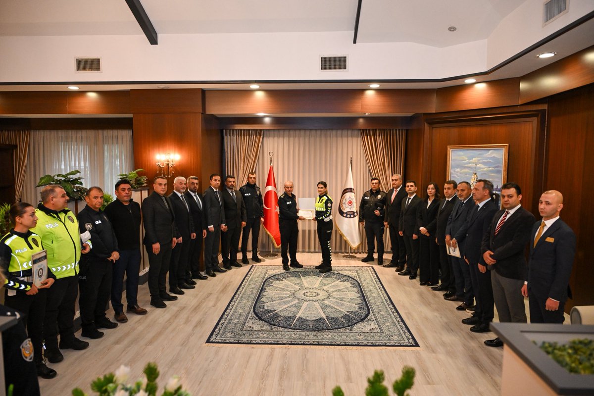 Denizli_Emniyet's tweet photo. İlimiz genelinde Cumhurbaşkanlığı İletişim Sistemi (CİMER) üzerinden İl Emniyet Müdürlüğümüze iletilen memnuniyet bildirimleri kapsamında belirlenen personelimiz ile, aranan şahıslara yönelik yürütülen çalışmalarda üstün gayret gösterilmesi neticesinde aranan şahısların yakalanma oranlarında bir önceki yıla göre  %50 ve üzeri artış sağlayan birimlerimizde görev yapan personelimize, İl Emniyet Müdürümüz Sayın Yavuz SAĞDIÇ tarafından Başarı Belgesi ve ödüller takdim edilmiştir.

Görevlerini büyük bir fedakârlık ve sorumluluk bilinciyle yerine getiren tüm personelimizi tebrik ediyor, başarılarının devamını diliyoruz. 🚔👏