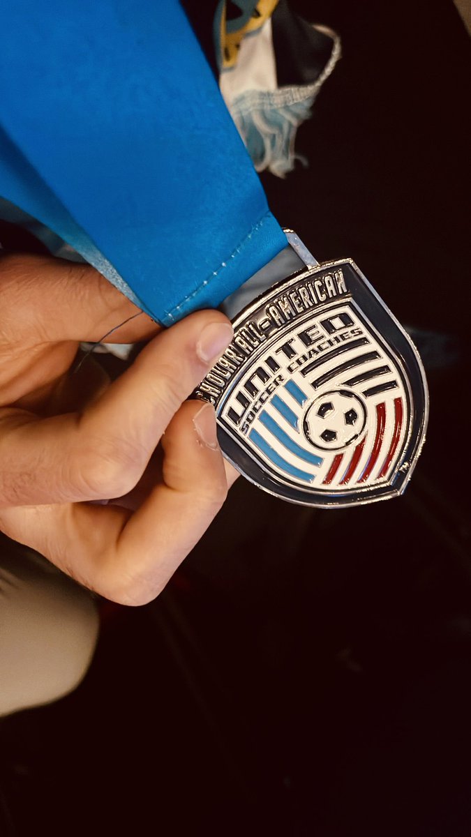 CDMostoles's tweet photo. 🎖️Adrián Manchado, exjugador de nuestra cantera, elegido en el 𝟭𝟭 𝗶𝗱𝗲𝗮𝗹 𝗱𝗲 𝗘𝗘𝗨𝗨 de mejores jugadores y con mejores resultados académicos de todo el país👏🏼.

🤩¡Enhorabuena Adrián!💙

#cantera #club #CDMóstoles https://t.co/4SJN1saemD
