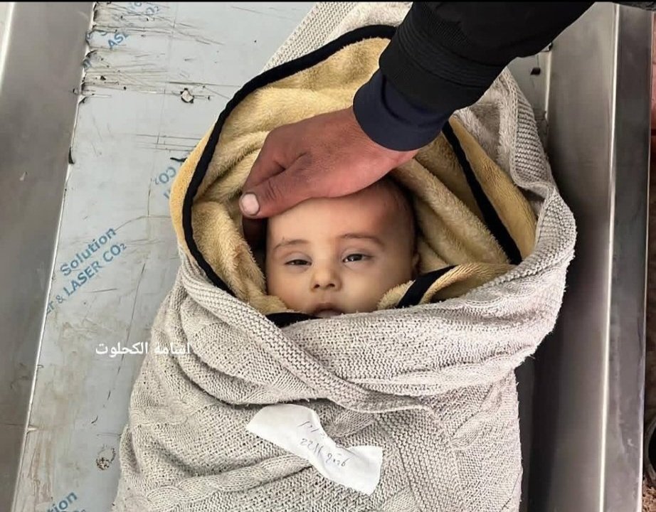 Onu Gazze'nin soğuğu değil, ümmetin suskunluğu, dünyanın duyarsızlığı öldürdü...

Gazze'de çocuklar donarak ölüyor !
 
#WorldsShameOnGaza