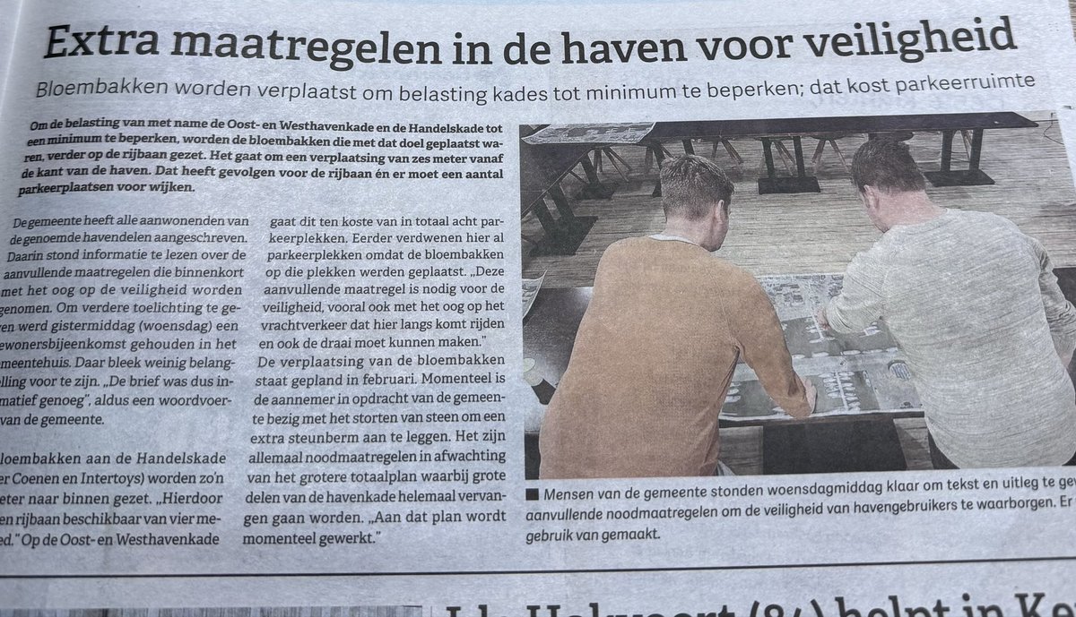 Ik heb die bloembakken nooit begrepen. Je kunt ook een paar paaltjes zetten met ketting ertussen. Geen belasting van de kades en je kunt dan niet parkeren.