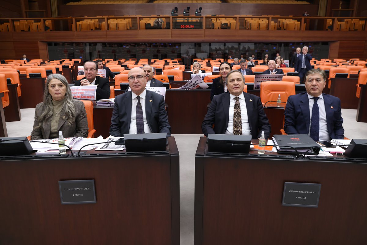 TBMM Genel Kurulunda; “Bazı Kanunlarda ve 375 Sayılı Kanun Hükmünde Kararnamede Değişiklik Yapılmasına Dair Kanun Teklifi’nin” görüşmelerine devam ediyoruz.

✅FAİZE VAR!
❌EMEKLİYE YOK!
✅YANDAŞA VAR!
❌EMEKLİYE YOK!