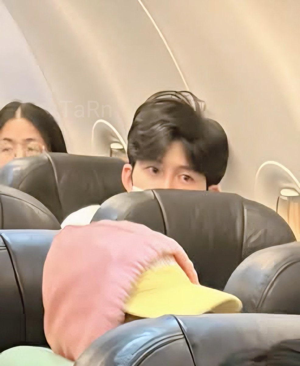 ZN1304's tweet image. ก่อนเครื่องออก โหลดตัวอย่างคุณธีร์มาอ่าน  กะลังคิดว่าซื้อเล่มดีป่ะ
นั่งๆบนเครื่องรอเครื่องออก เจอน้อง ผช คนนึงเชิ้ตขาวใส่แมส นึกว่า นศ มา รับ ปริญญา สูงขาวหล่อ  ใช่ปอนด์มั้ย
สักพักเจอผู้ชายเสื้อลายแหวกอก
หน้าเหมือนเจมิไนน์เดินตามหลัง พอดูกระเป๋าละ ใช่ละ
ดีใจได้เจอคุณธีร์…