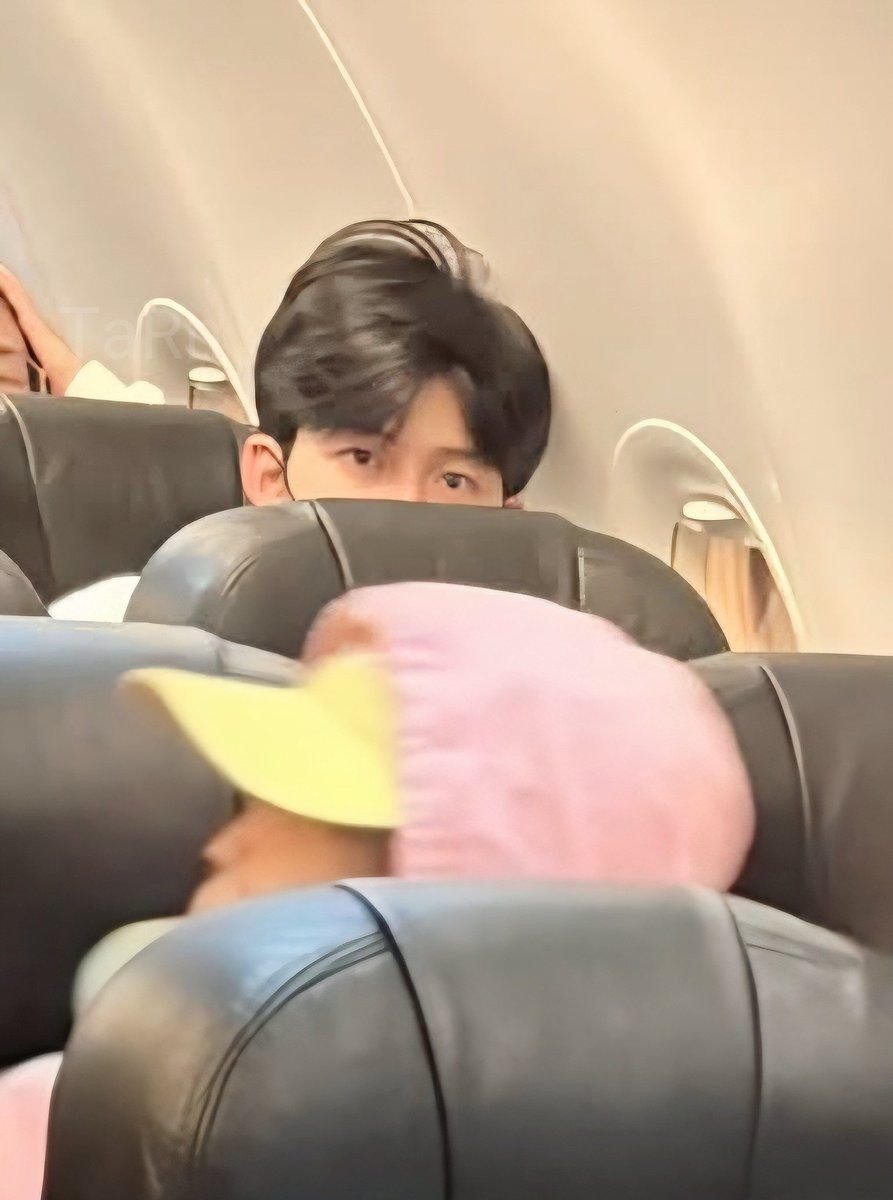 ZN1304's tweet image. ก่อนเครื่องออก โหลดตัวอย่างคุณธีร์มาอ่าน  กะลังคิดว่าซื้อเล่มดีป่ะ
นั่งๆบนเครื่องรอเครื่องออก เจอน้อง ผช คนนึงเชิ้ตขาวใส่แมส นึกว่า นศ มา รับ ปริญญา สูงขาวหล่อ  ใช่ปอนด์มั้ย
สักพักเจอผู้ชายเสื้อลายแหวกอก
หน้าเหมือนเจมิไนน์เดินตามหลัง พอดูกระเป๋าละ ใช่ละ
ดีใจได้เจอคุณธีร์…