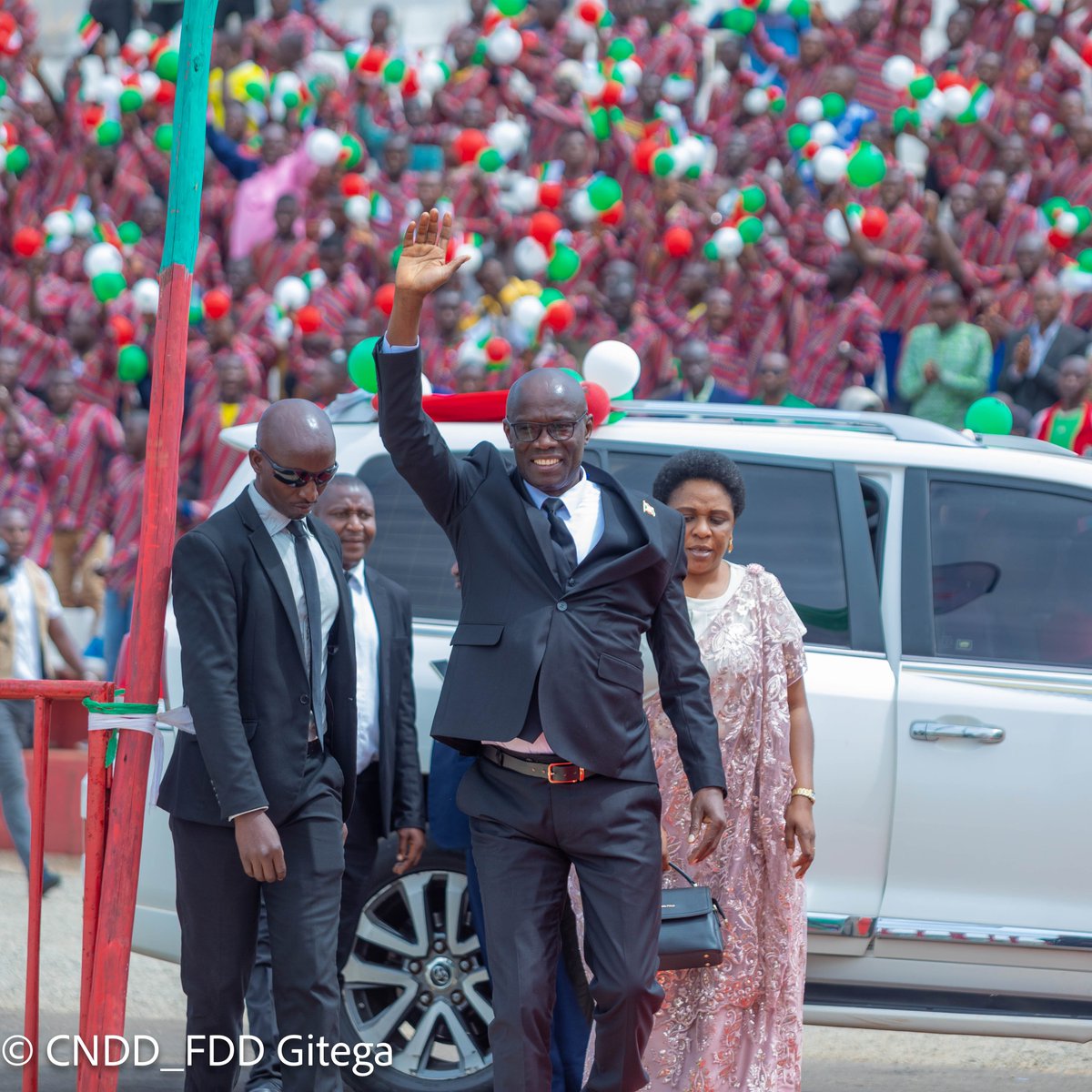 CnddFddGitega's tweet photo. Nyeniteka #Reveriyano_Ndikuriyo yamenyesheje ko mu bindi bashimira Imana harimwo ko yabahaye intsinzi mu matora yo mu mwaka wa 2025 aho vyabonetse ko kuva Uburundi bubaho ata wundi mugambwe wari bwaronke amajwi nk'ayo @CnddFdd yaronse muri ayo matora https://t.co/GQkjixjHgR