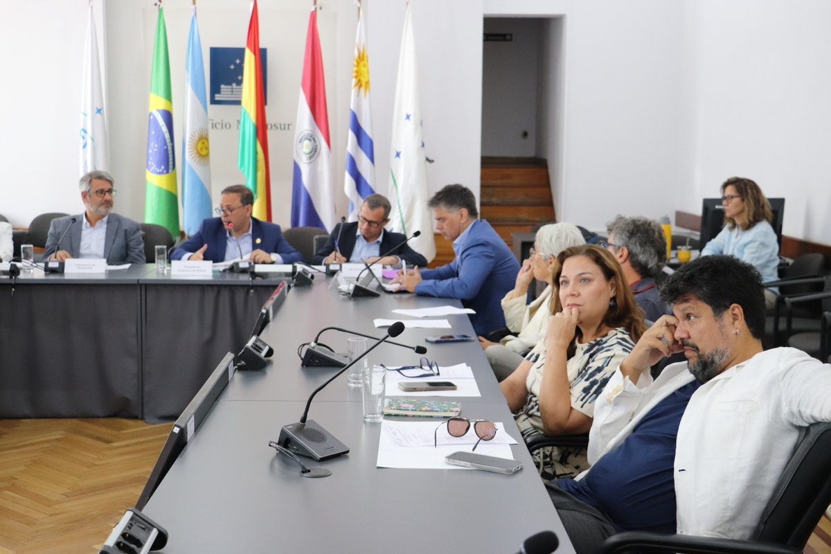 Durante el evento, el secretario ejecutivo de <a href="/mercociudades/">Mercociudades</a>, <a href="/FelipePeixotoBR/">Felipe Peixoto</a>, presentó la Agenda de trabajo de la Presidencia para 2026, centrada en dos grandes ejes Ciudades Resilientes y Sostenibles, y Seguridad Pública.

👉mercociudades.org/descarga/plan-…