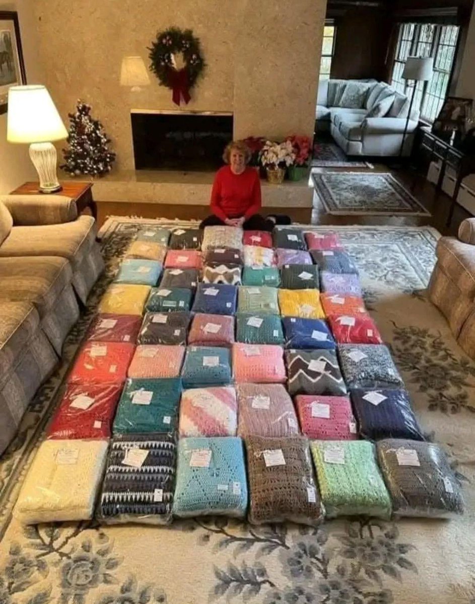 sophia_artx's tweet image. My mom crochets and donated 48 blankets to sick children this year.