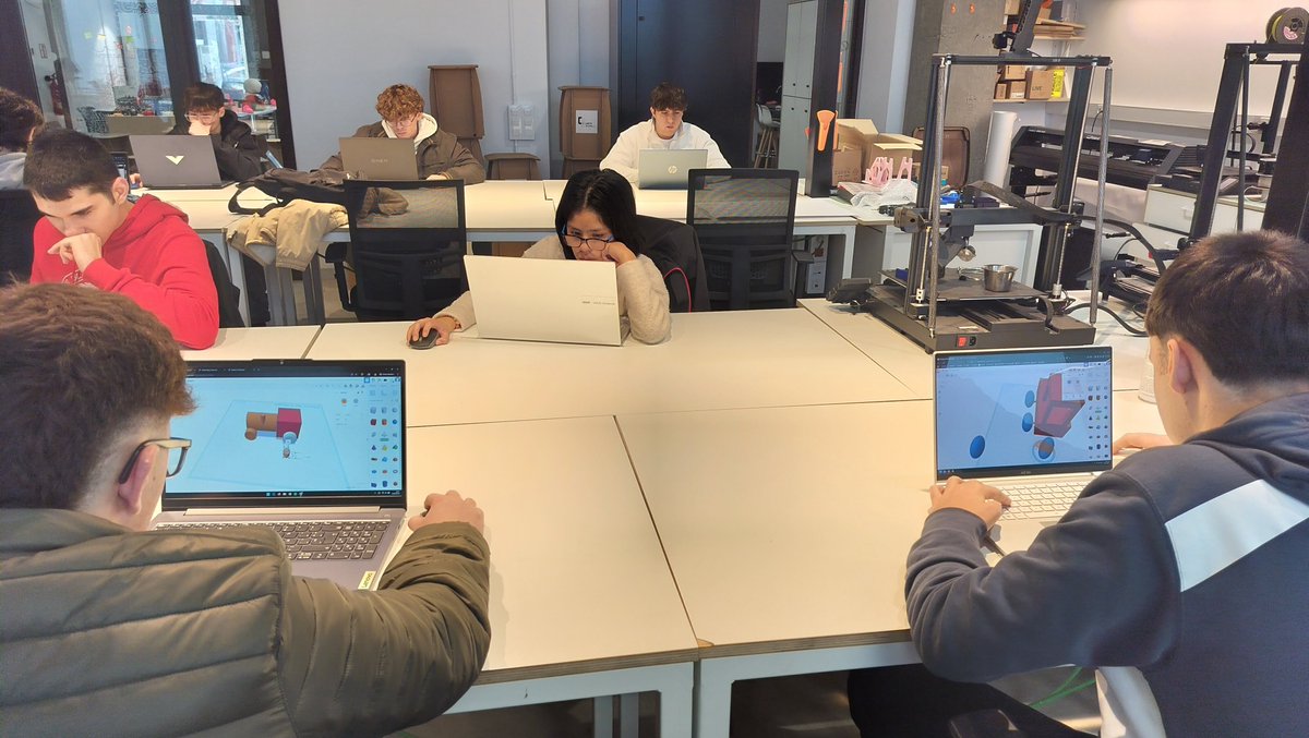 insmontsia's tweet photo. Els alumnes de 2n d'SMX visiten el @FabLabAmposta per realitzar un taller de prototipatge digital. Tecnologia, innovació i aprenentatge pràctic per als futurs tècnics informàtics! 

#SMX #Amposta #FabricacióDigital #FP #Informàtica https://t.co/bovQRX12Ip