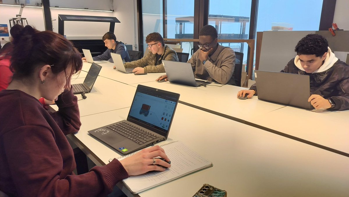 insmontsia's tweet photo. Els alumnes de 2n d'SMX visiten el @FabLabAmposta per realitzar un taller de prototipatge digital. Tecnologia, innovació i aprenentatge pràctic per als futurs tècnics informàtics! 

#SMX #Amposta #FabricacióDigital #FP #Informàtica https://t.co/bovQRX12Ip