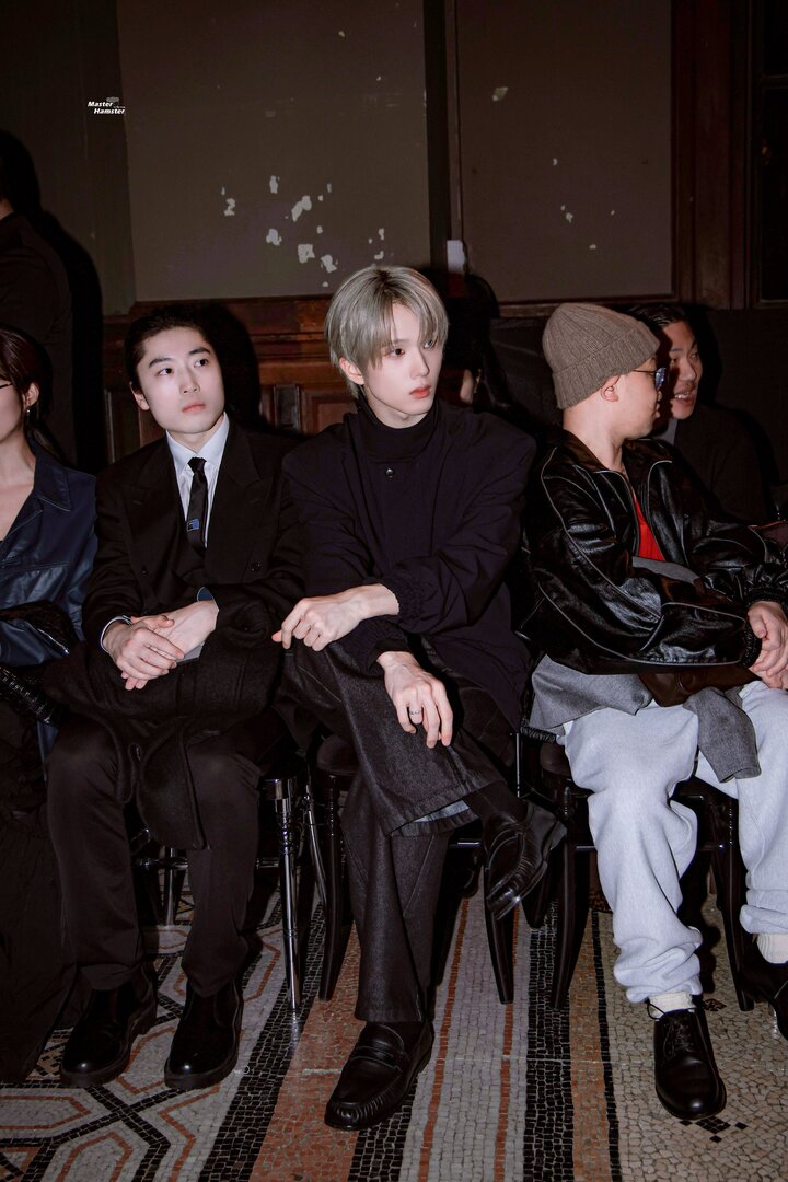 nct! LIAT INI SIAPA YG DUDUK DI BARISAN PALING DEPAN??? PARK JISUNG THE MAN THAT YOU ARE🧎🏻‍♀️🧎🏻‍♀️🧎🏻‍♀️

JISUNG AT SYSTEM FW26
#SYSTEMFW26xJISUNG