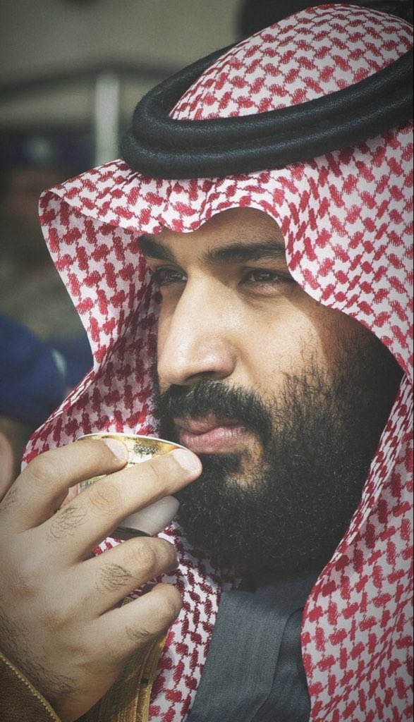 ليا مر له طاري بلا صدر القصيف وجاه 
يخال الوسع فالقبر واليا عاش وش لجله
هذا محمد محمد وأبويه ابوياه 
يذيعون ما ظنو به يسيئه ثم يروج له
هذا راعي الوقفات واللي ما قرا يقراه 
 شَرويته منهجه ويكم من مجد يرتجله
تناحو عن ْدروب العلا وخلوه في منحاه
ريادتكم ابدونه وخلو الفعل الابلج له