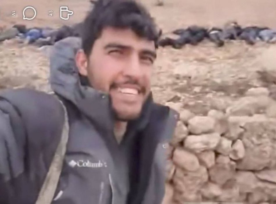 هذا الإرهابي المجرم هو أحد مرتكبي مجزرة عين العرب .. الأشخاص الذين تباكوا على قناصة مجرمة وعلى شعر إحدى المقاتلات لن يدينوا فعلته لأن قومية ودين الفاعل وقومية ودين الضحية لا يخدمون كذبهم وتضليلهم تماما كما كان يتعامل شبيحتي المجرمين مع الجرائم التي ارتكبناها