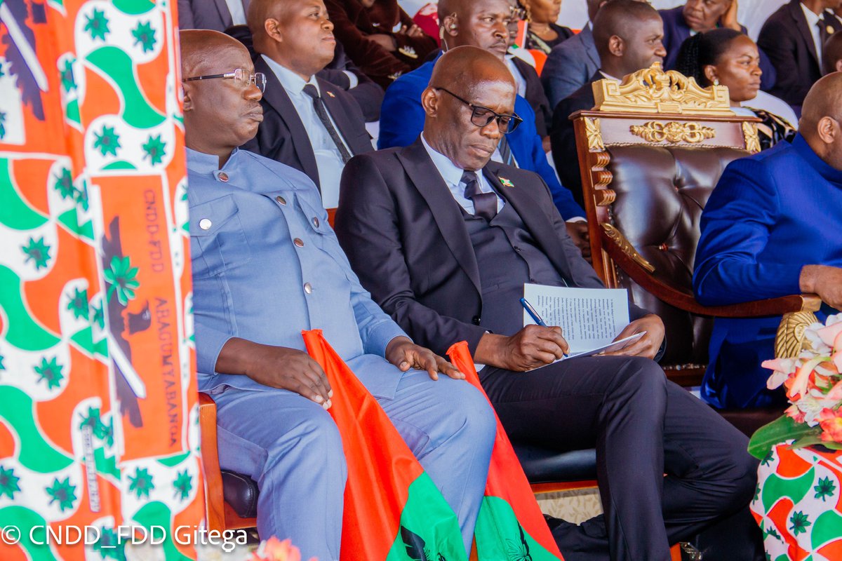 CnddFddGitega's tweet photo. Umukuru w'igihugu #Evariste_Ndayishimiye amenyesha ko aya masengesho atunganywa hisunzwe ihishurwa ryahishuriwe indongozi z'umuhari @CnddFdd utaraba n'umugambwe ko igihugu c'Uburundi gitegerezwa kurongorwa n'indongozi zubaha Imana. https://t.co/qRYyXMi1UK