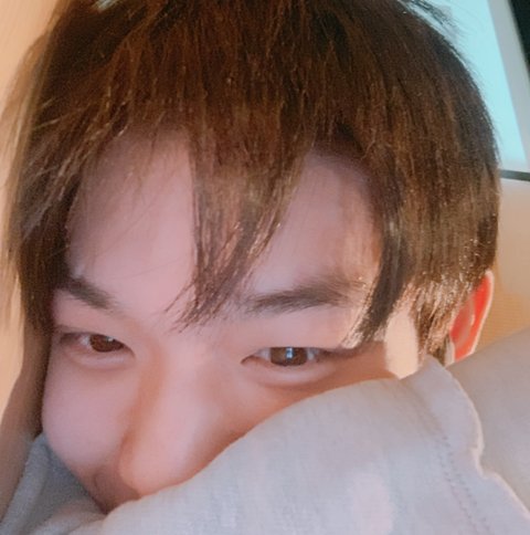 bisae510's tweet image. "미남의 눈썹흉터"
이것부터가 설정과다 치트키인데
"혼자 분유 타먹다가 다침"
진짜 비범하고, 만화 캐릭터 같다....