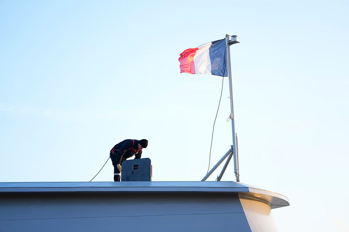 Les documents pour la signature du traité de paix entre Ukraine et Russie sont presque prêts et que fait Macron ? il arraisonne un pétrolier russe...histoire de faire capoter la paix qui se profile
Espérons que les français n'aurons pas à payer les conneries de ce pauvre homme