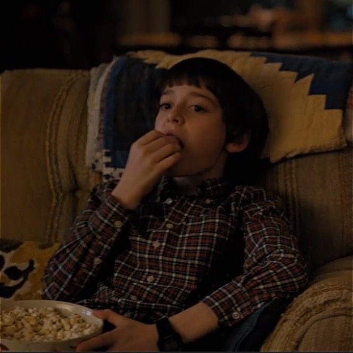 _sydnuts's tweet image. he so small 😂 only need one popcorn 🍿