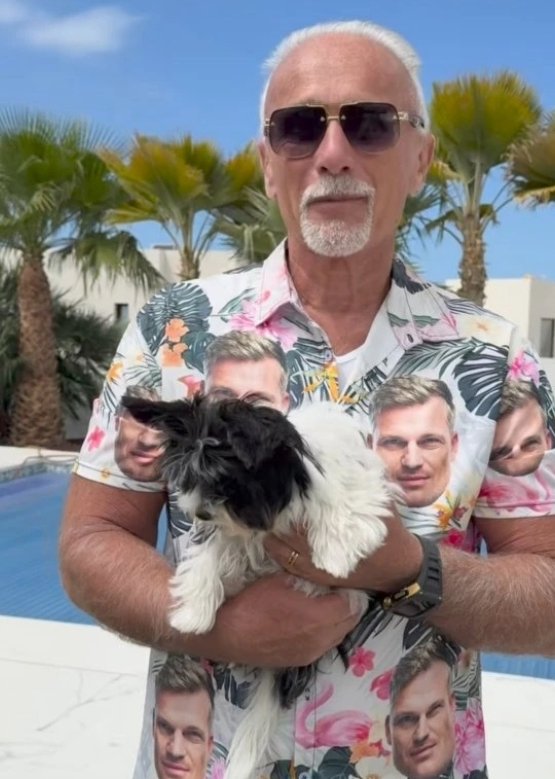 Ministerstvo zdravotnictví varuje; turkův merch způsobuje neutišitelné záchvaty smíchu 😂