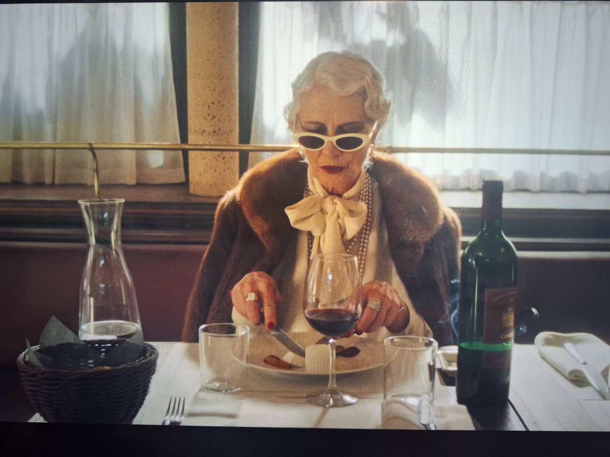 Bouquinovore's tweet photo. Et évidemment, la bourgeoise éternelle : vieille dame en brasserie, bouteille de vin à table, elle mange, boit et fume en même temps. Paris, 2025… ou 1955 ?
#TheBeauty #DisneyPlus #Frenchie #serie #FYP #FrenchStereotypes
#Cliches
#CulturalImaginary https://t.co/HtdRpYp6zS