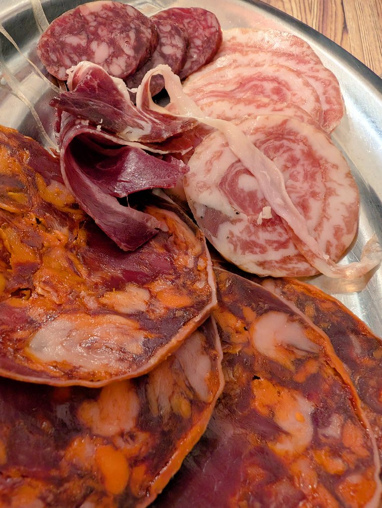 Robernavidades's tweet photo. #Cuarenta #aranjuez latas, chacinas guenas, ostras, croquetas de gachas.
Estos chicos han tocado la tecla. https://t.co/pVatlRR6Ex