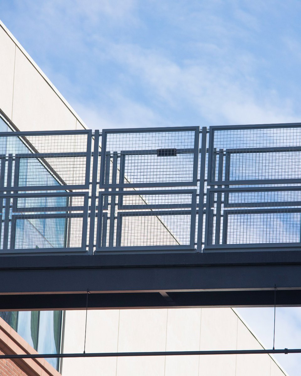 mcnicholsco's tweet image. Safety without sacrificing design 🤩

Wire Mesh Infill Panels combine security, visibility, and high-end aesthetics, making them a smart choice for stair railings, balconies, facades, and more! ✨

#WireMesh #InfillPanels