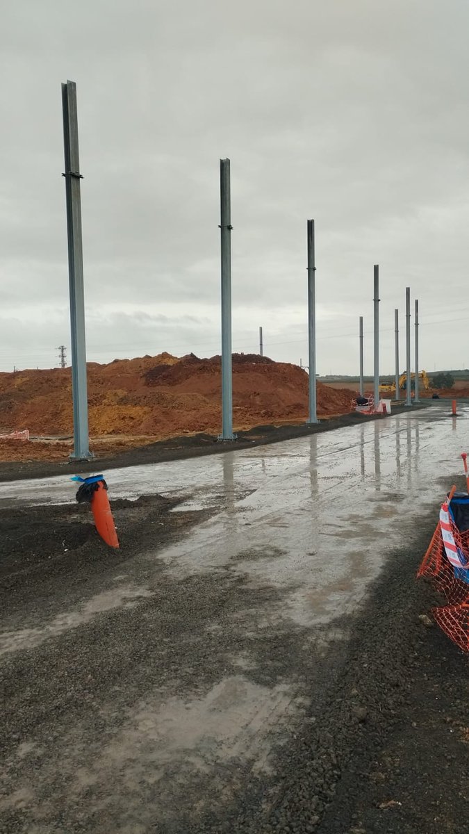 irecfer's tweet photo. ¡Contra lluvia y marea! ☔💪

Arrancamos el izado de postes en los nuevos talleres y cocheras de Alcalá de Guadaira, en el Tranvía de Sevilla, para nuestro cliente Sacyr.

Un paso más en un proyecto que avanza con fuerza y compromiso. 🚧⚡ https://t.co/DjzmLVYus4