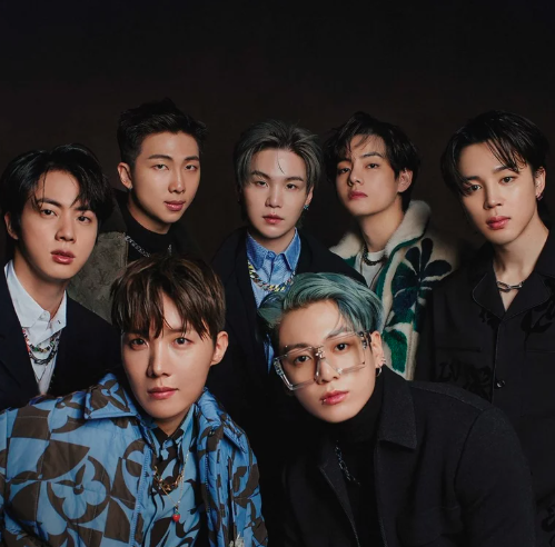 AboutMusicYT's tweet image. More than 1 MILLION people seemingly lined up in the presale queue for BTS's concert in Munich.