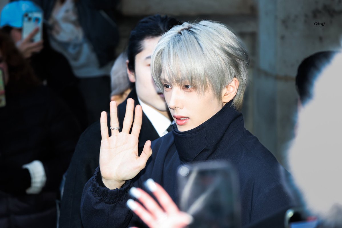 bblanna_'s tweet image. demi allah.. He is so kind🥹😭❤️
always smiling and greeting all fans while looking into his eyes🥹❤️ he also always uses a hand gesture to apologize if he can’t give an autograph because of the time, from the beginning of coming to the venue until he comes home and the end of…